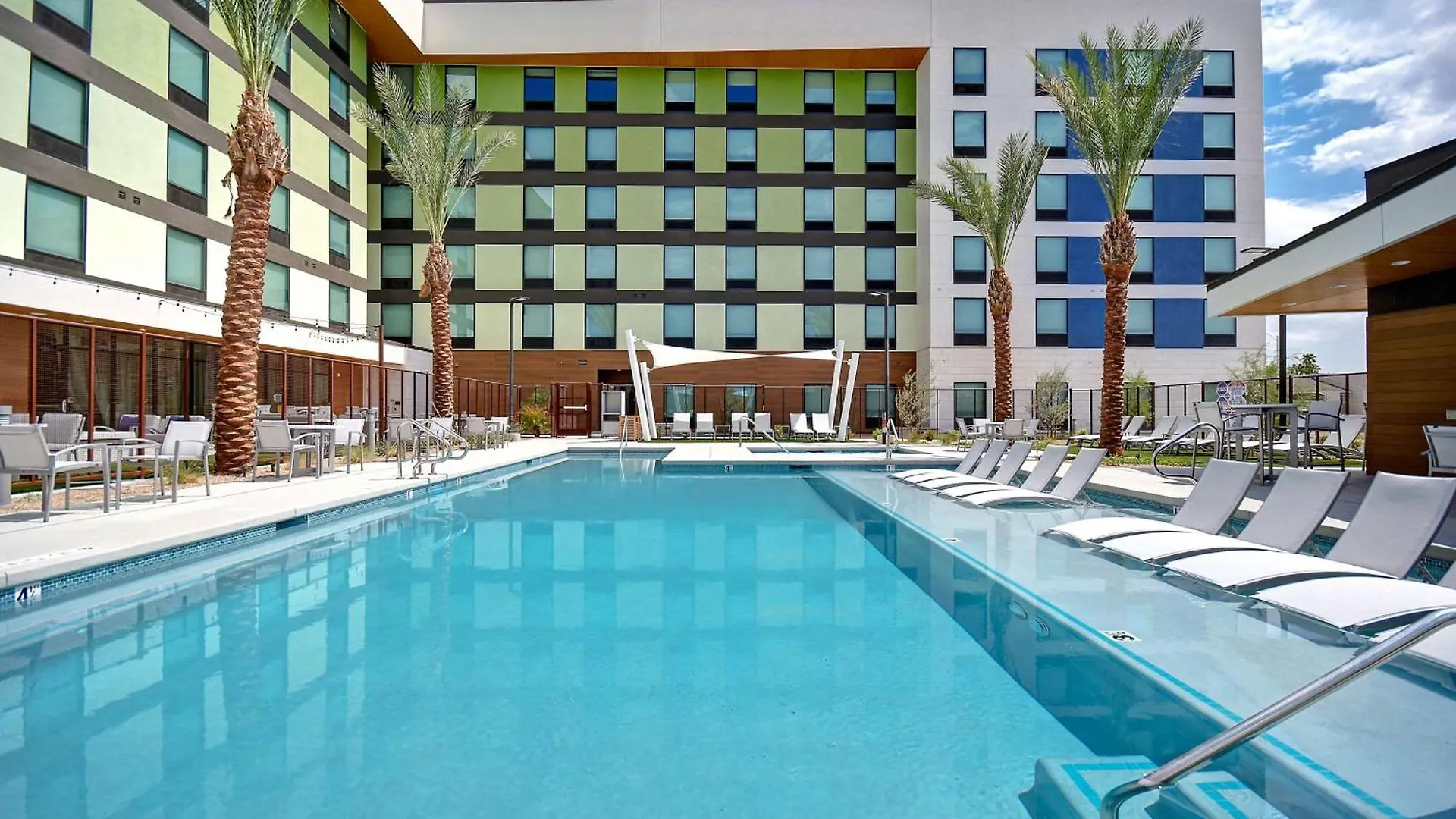 Hampton Inn & Suites Las Vegas Convention Center - No Resort Fee 3*,